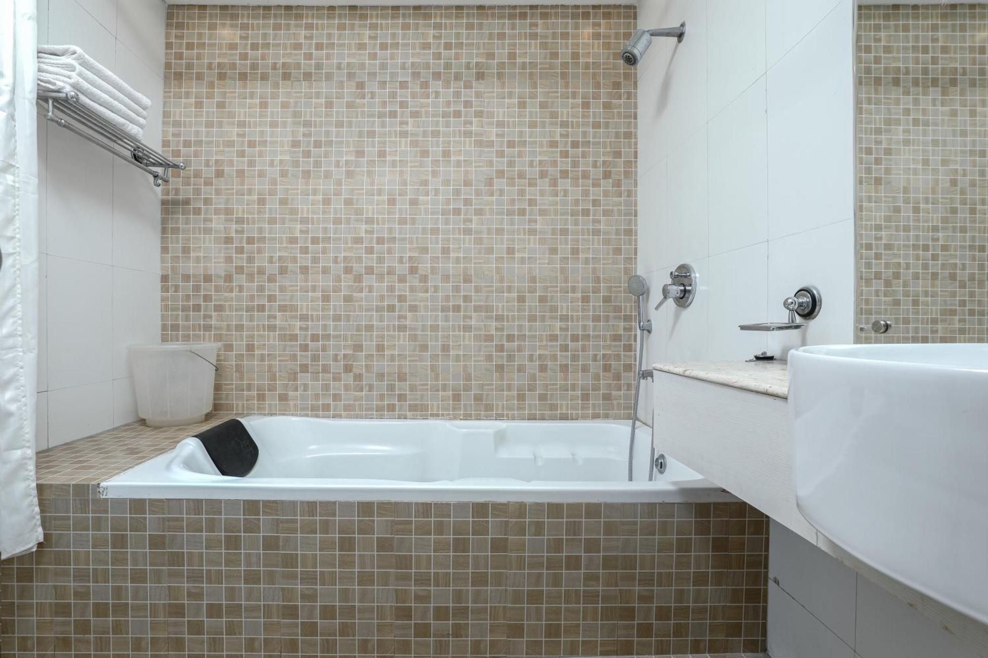Hotel Le Castle Rudrapur Ngoại thất bức ảnh